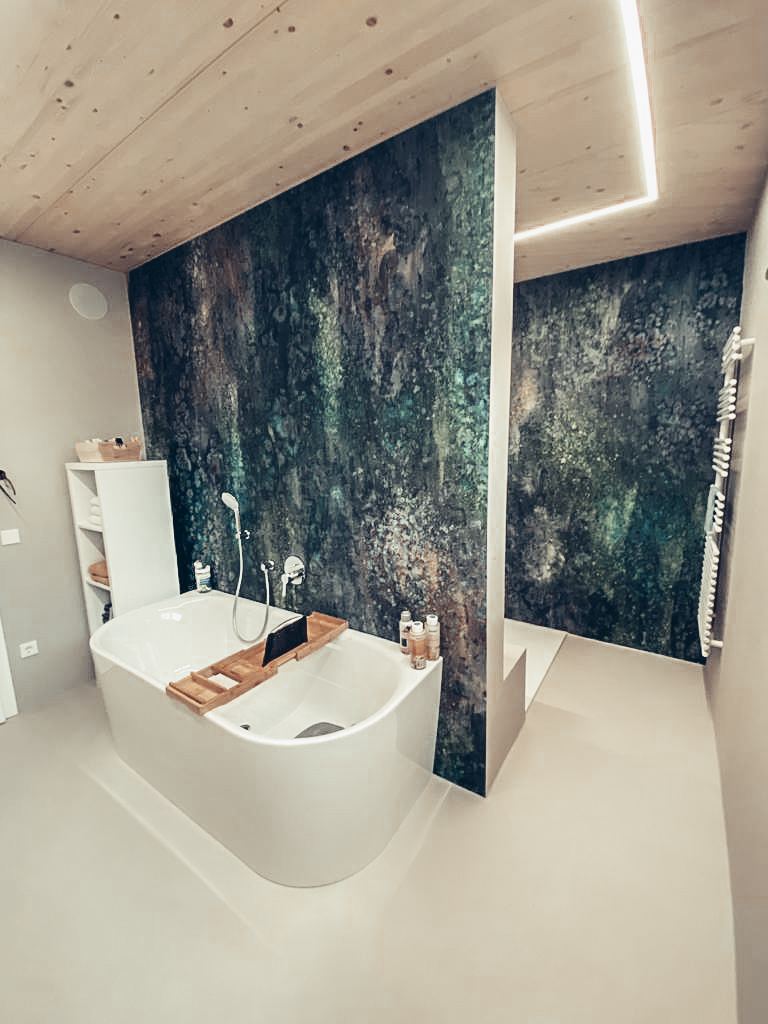 Weiße Wanne vor dunklem Blätter-Wandbild