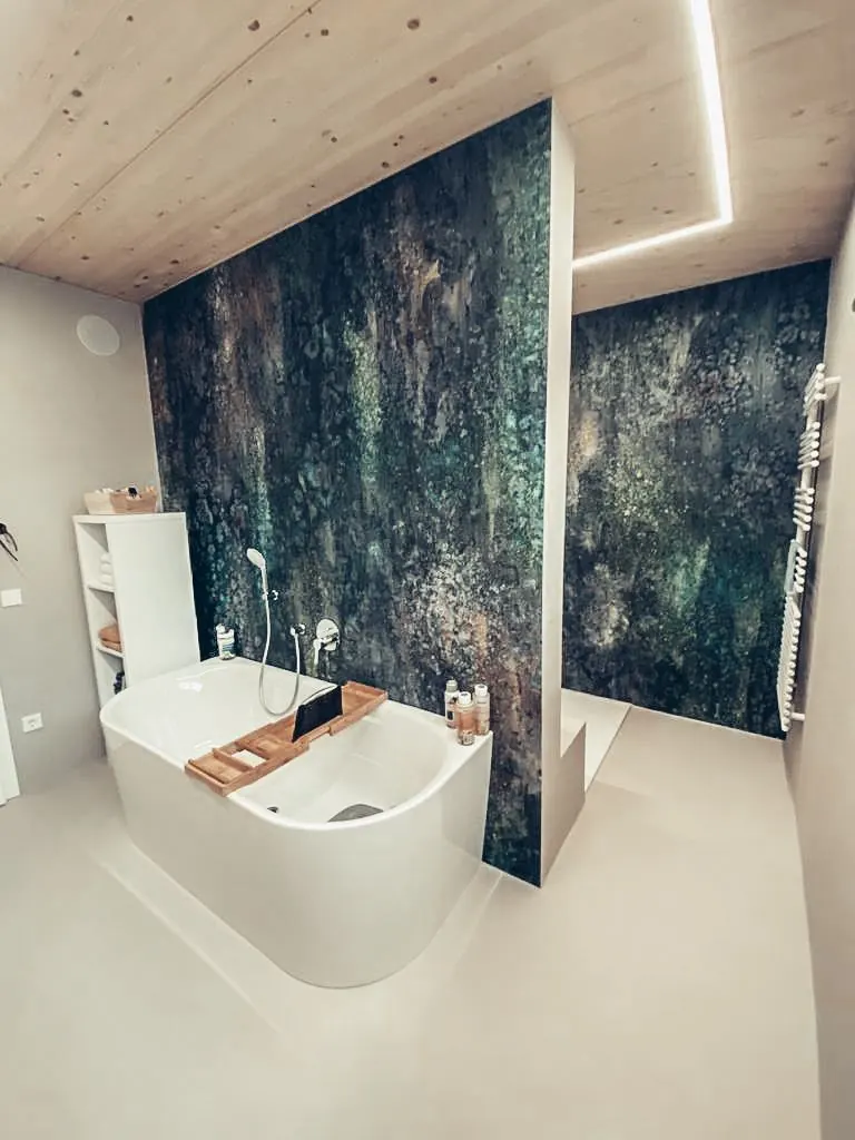 Weiße Wanne vor dunklem Blätter-Wandbild