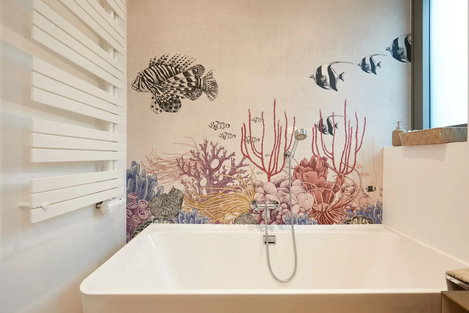 Bad mit Korallenriff-Wandbild über der Wanne