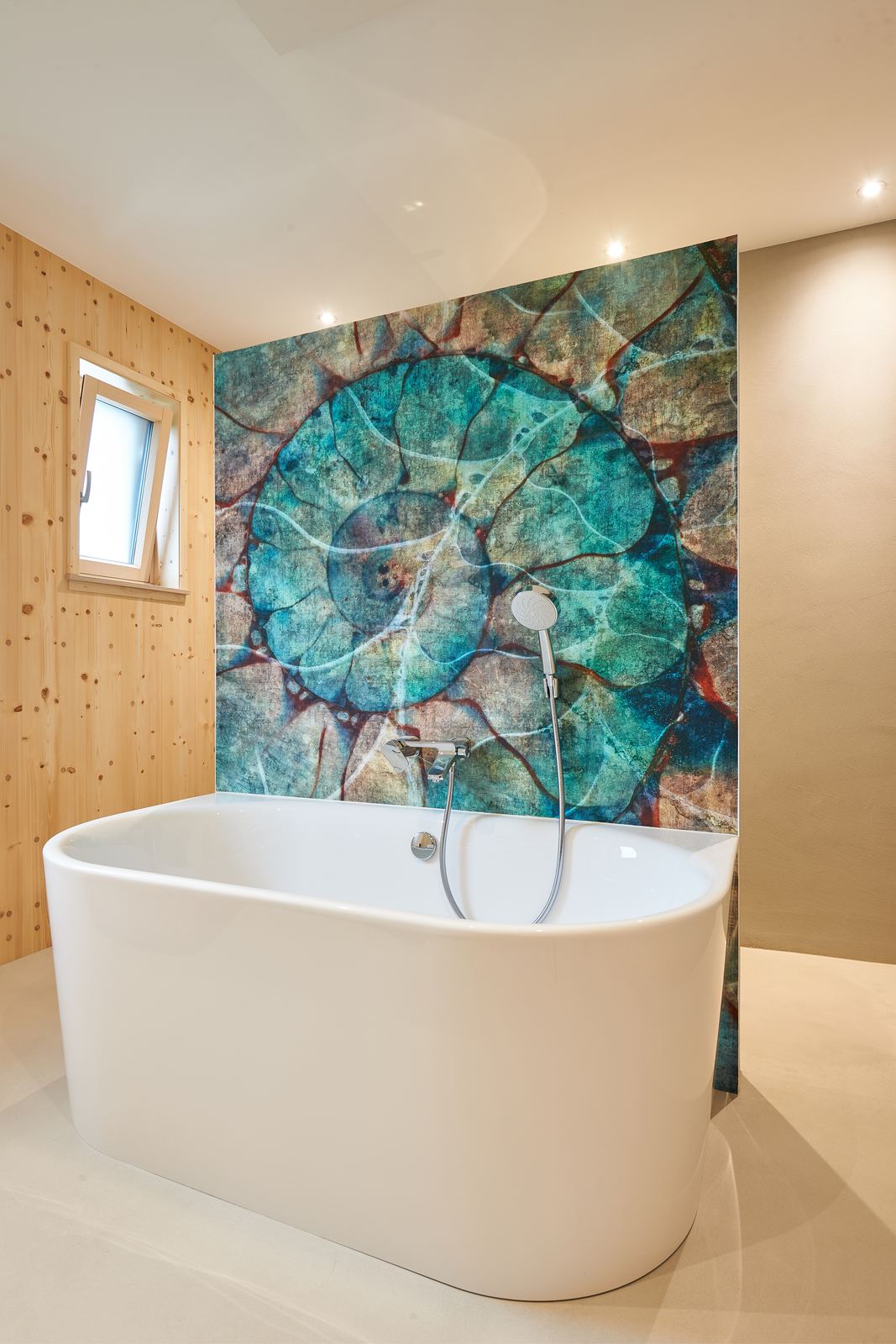 Freistehende Wanne vor türkisem Mandala-Wandbild
