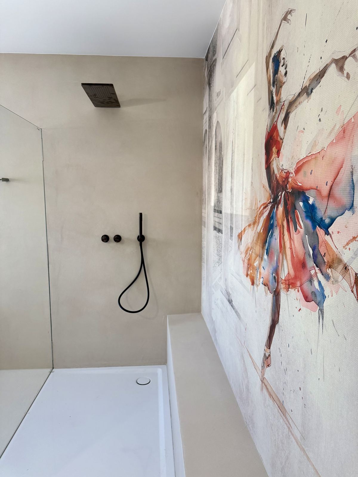 Fugenlose Dusche mit Ballerina-Aquarell-Wandbild