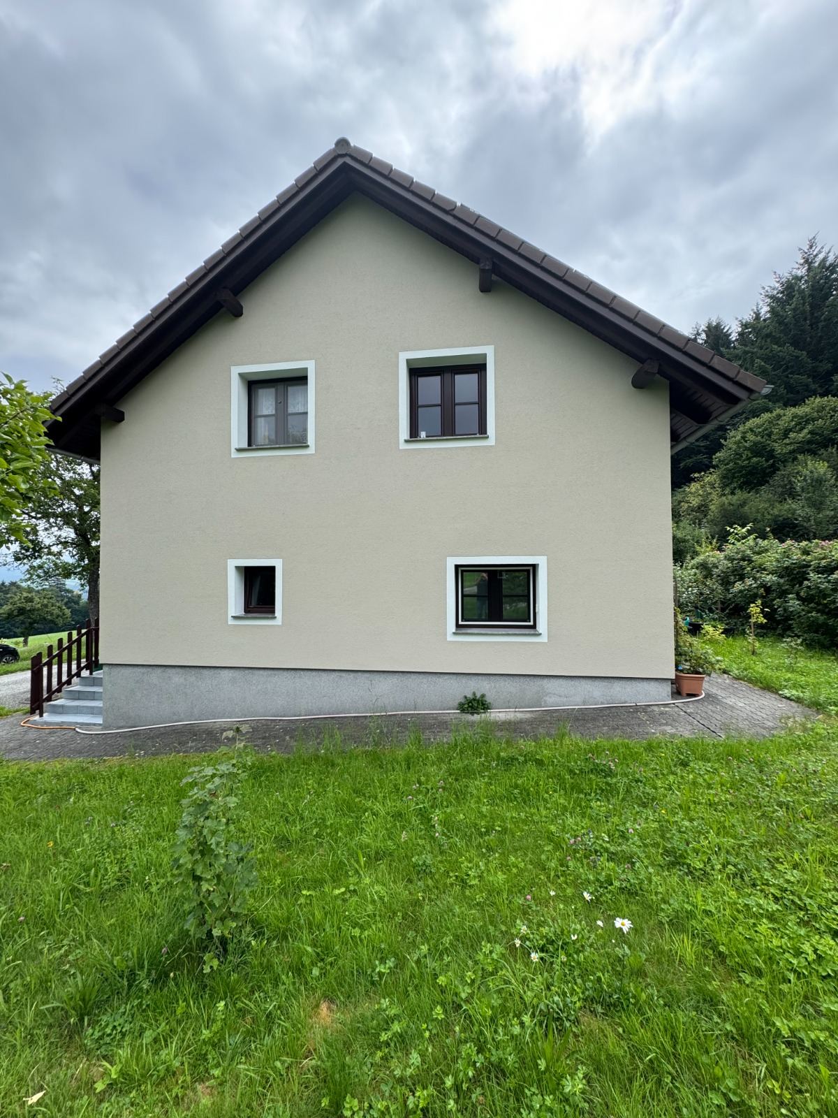 Einfamilienhaus mit frisch gestrichener beiger Fassade