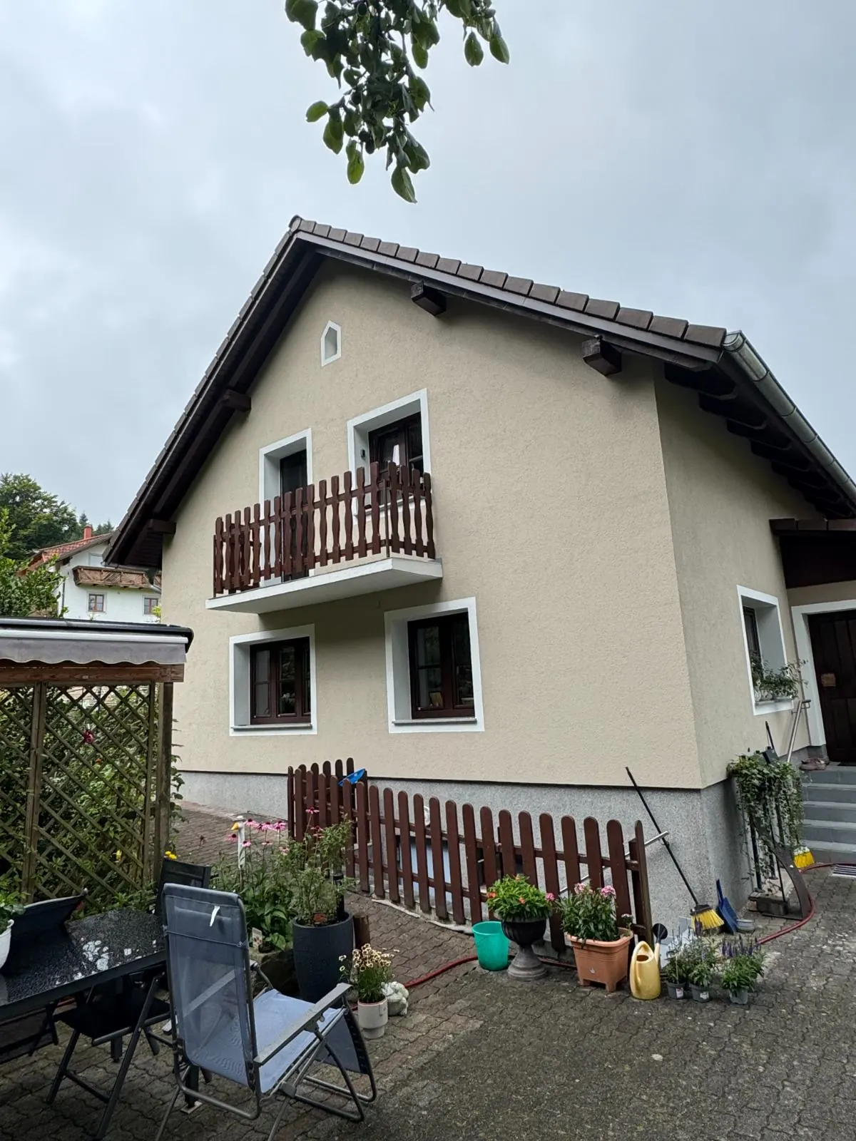 Einfamilienhaus mit Balkon und frisch gestrichener hellgrüner Fassade