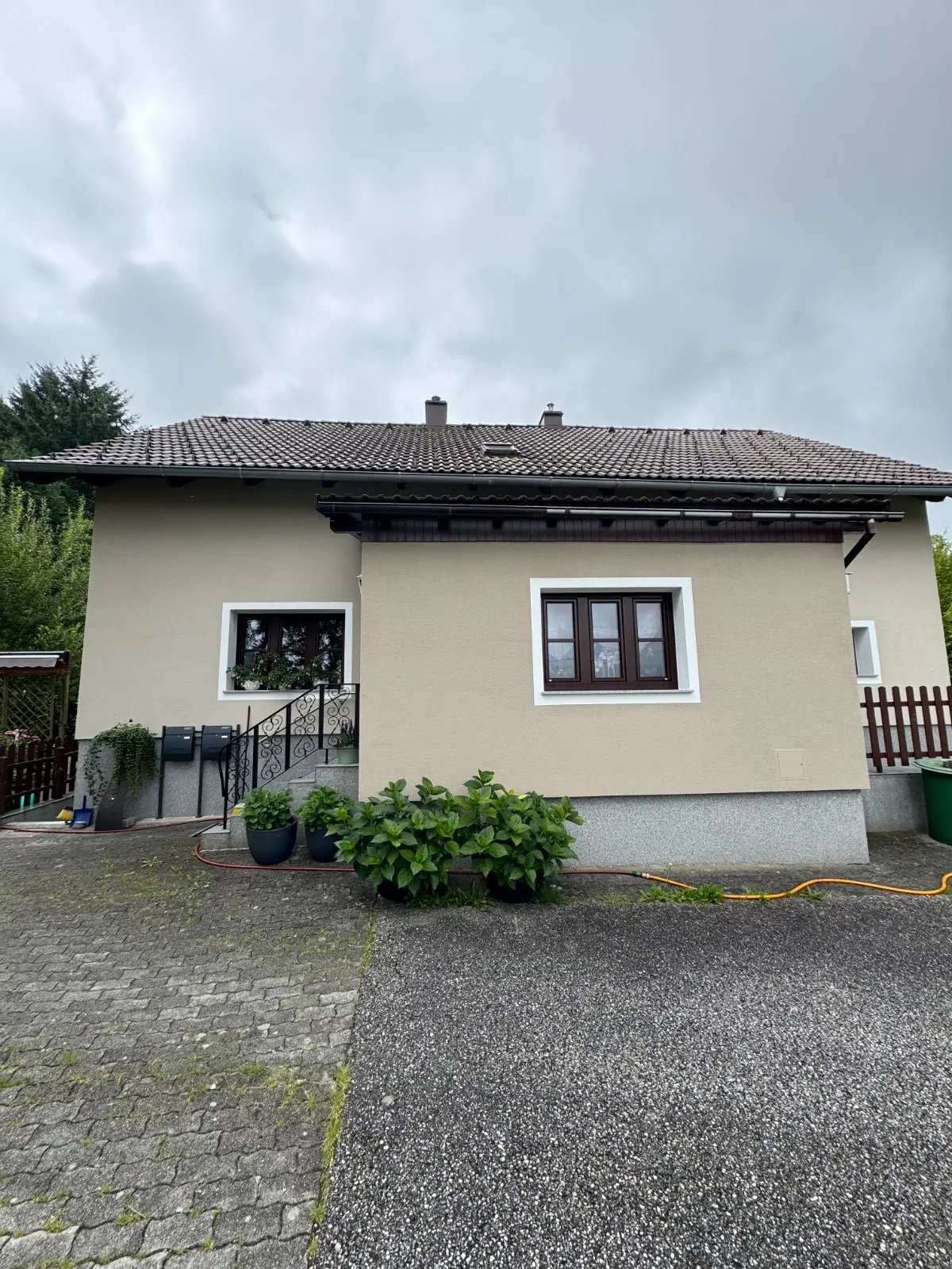 Einfamilienhaus mit hellgrüner Fassade vom Hof aus
