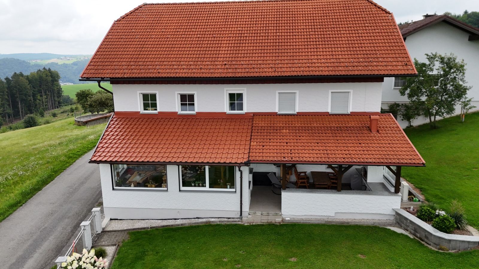 Einfamilienhaus mit rotem Dach und frisch gestrichener Fassade von oben