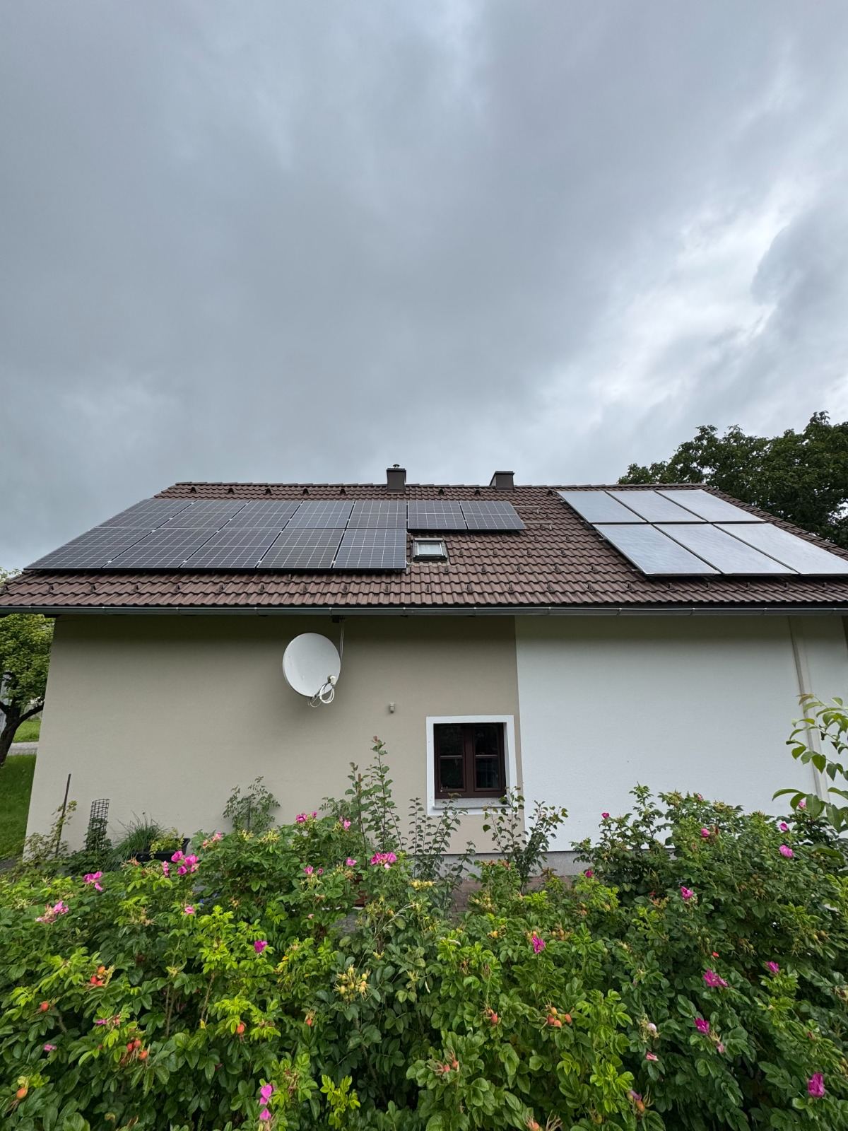 Saniertes Wohnhaus mit Photovoltaik und heller Fassade