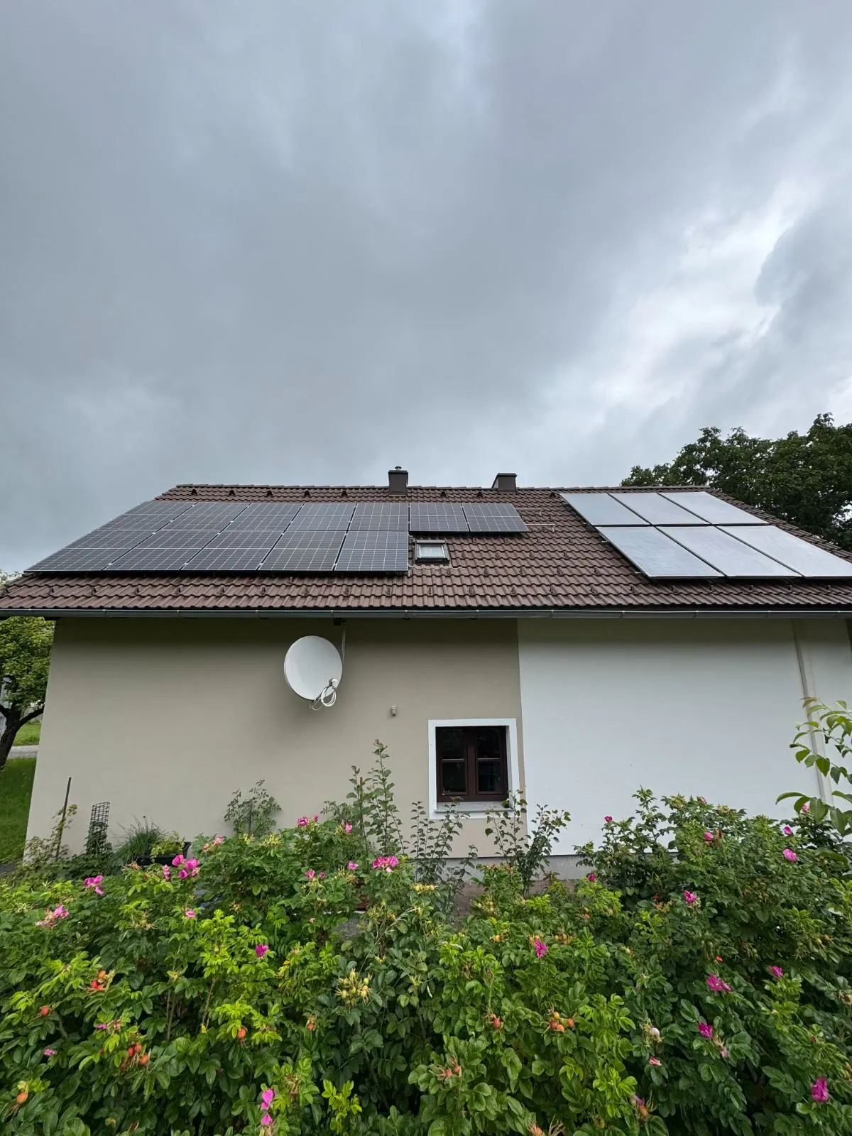 Saniertes Wohnhaus mit Photovoltaik und heller Fassade