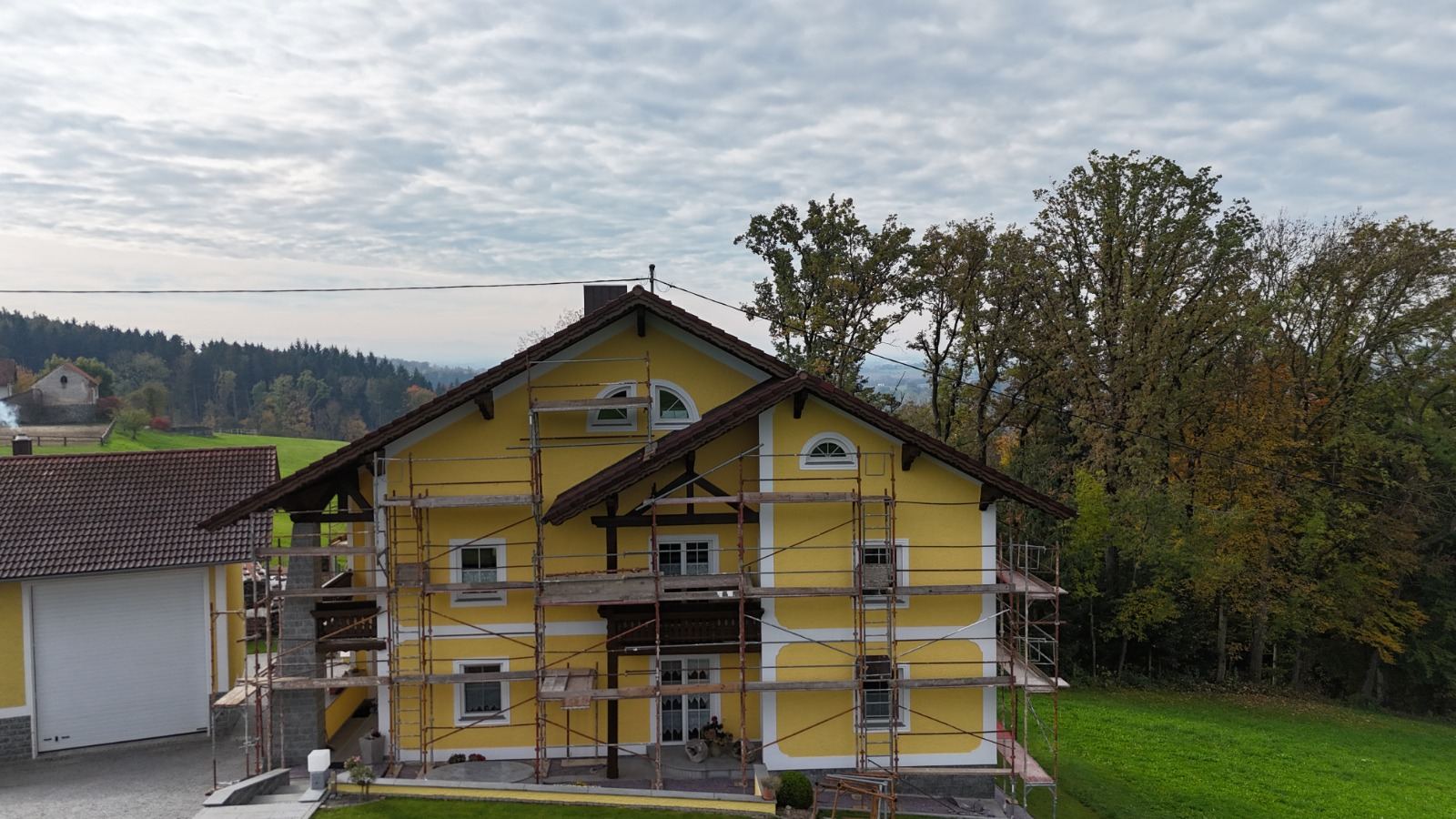 Eingerüstetes Wohnhaus während der Fassadenarbeiten in Gelb