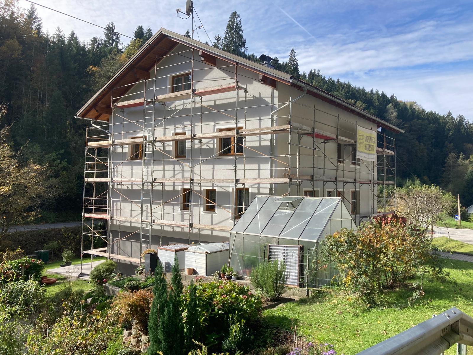 Gerüst an einem Wohnhaus in Hanglage
