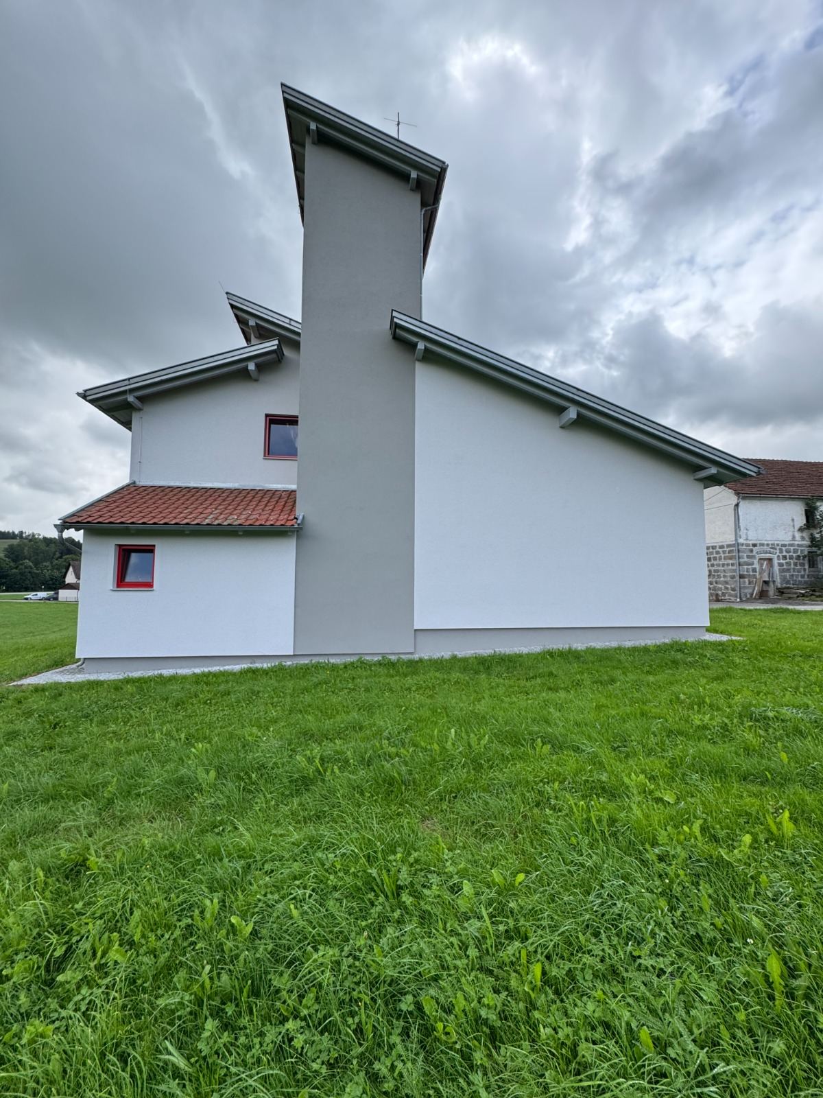 Modernes Gebäude mit klarer weißer Fassade