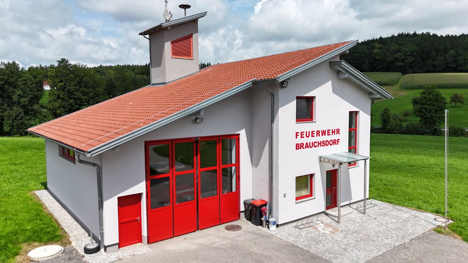 Feuerwehrhaus mit frisch beschichteter Fassade, Rückansicht