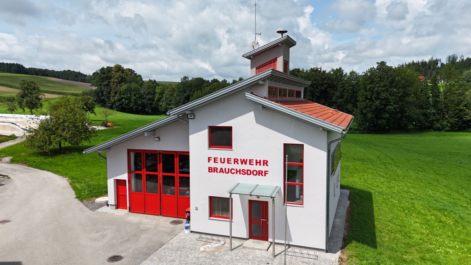 Fertig gestrichenes Feuerwehrhaus, Seitenansicht mit Turm