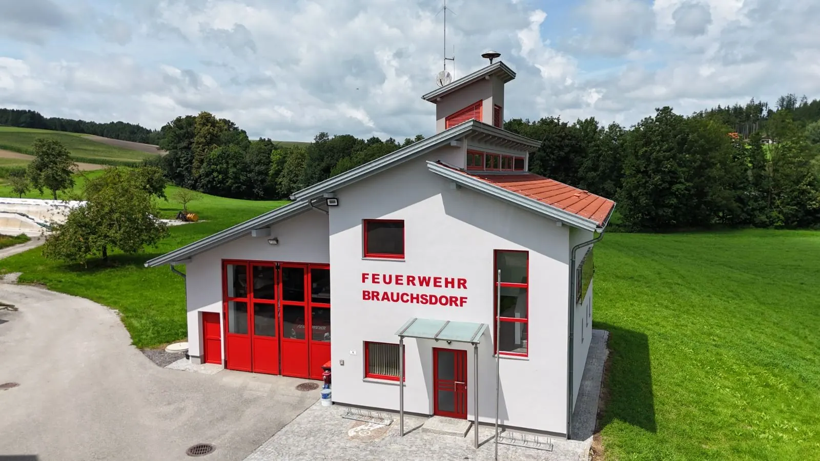 Fertig gestrichenes Feuerwehrhaus, Seitenansicht mit Turm