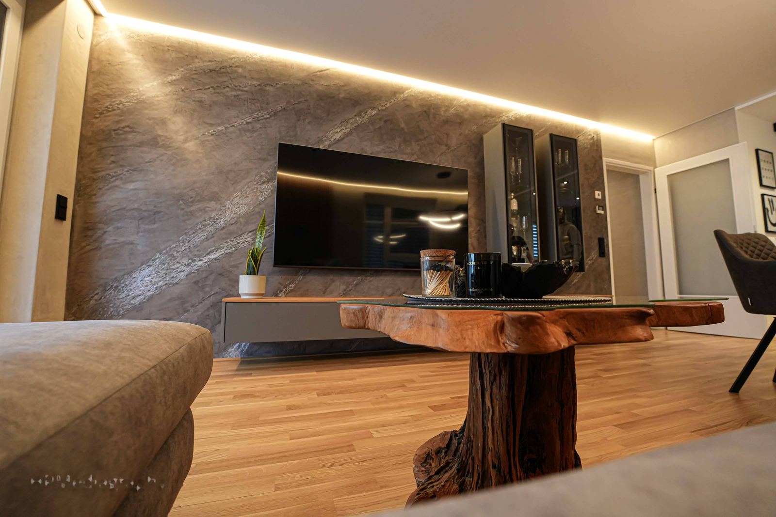Wohnzimmer mit Kalkputzwand und Holzmöbeln
