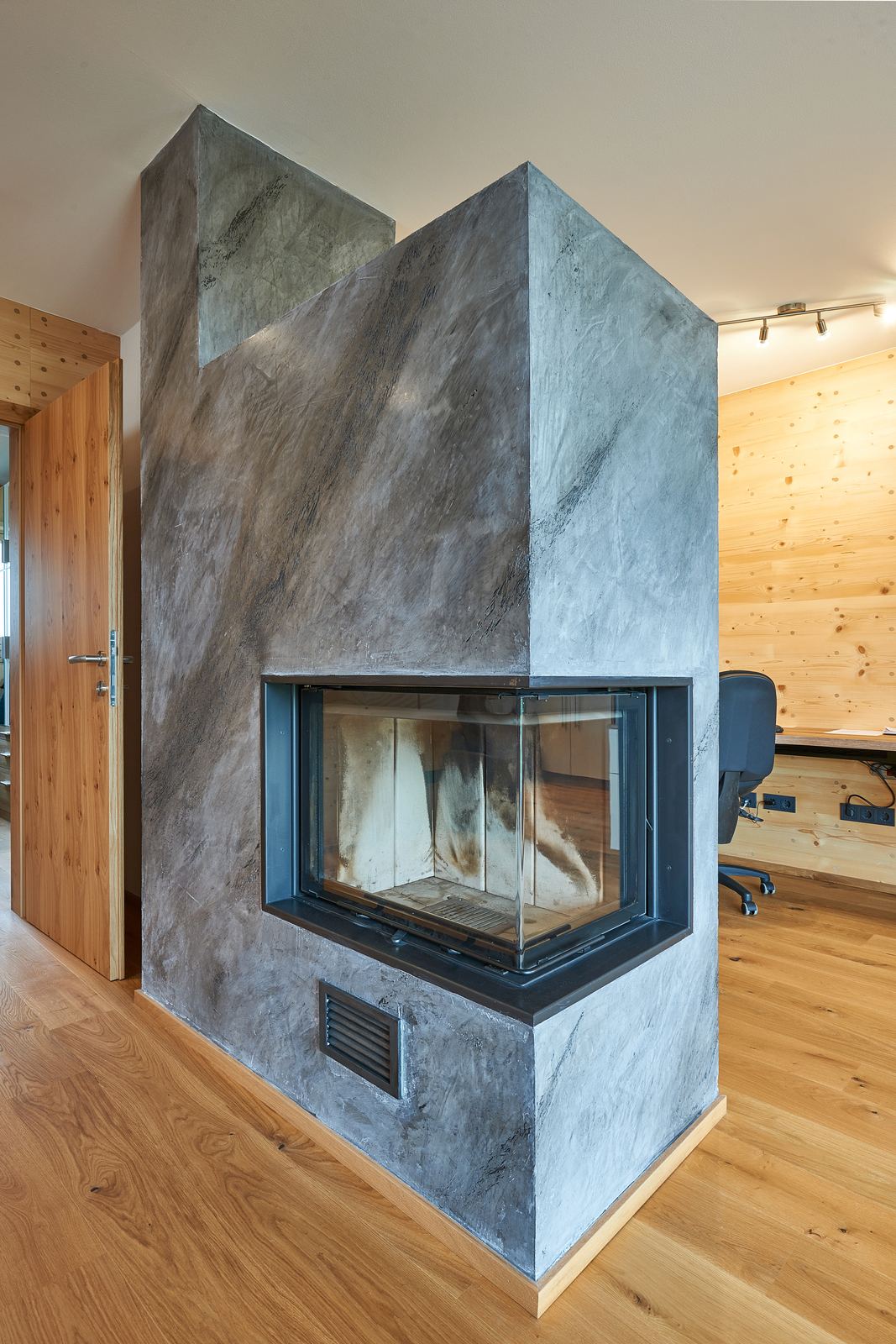Kamin mit Steinoptik-Spachtelung