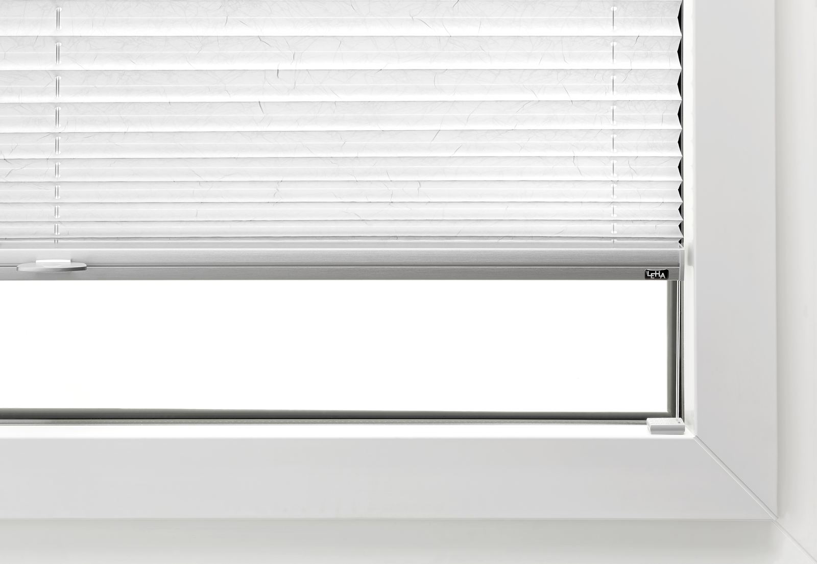 Weißes LEHA Plissee am Fenster, halb geöffnet