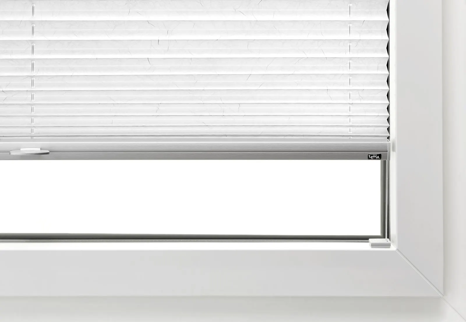Weißes LEHA Plissee am Fenster, halb geöffnet