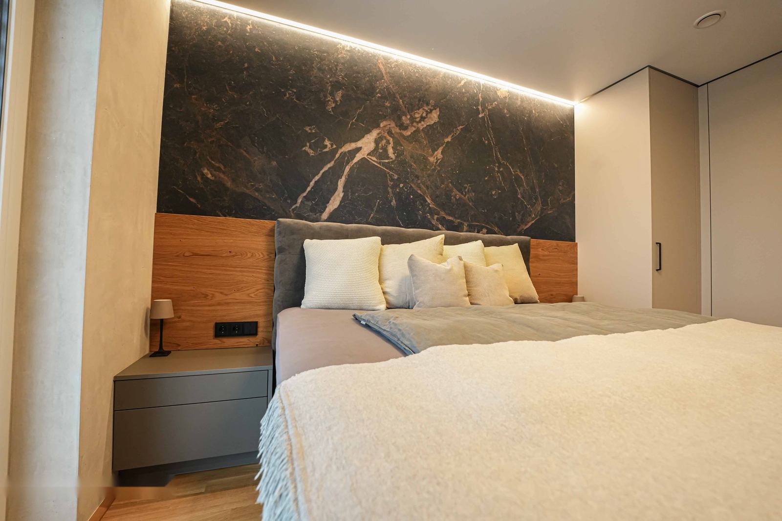 Schlafzimmer mit schwarzer Marmoroptik-Wand