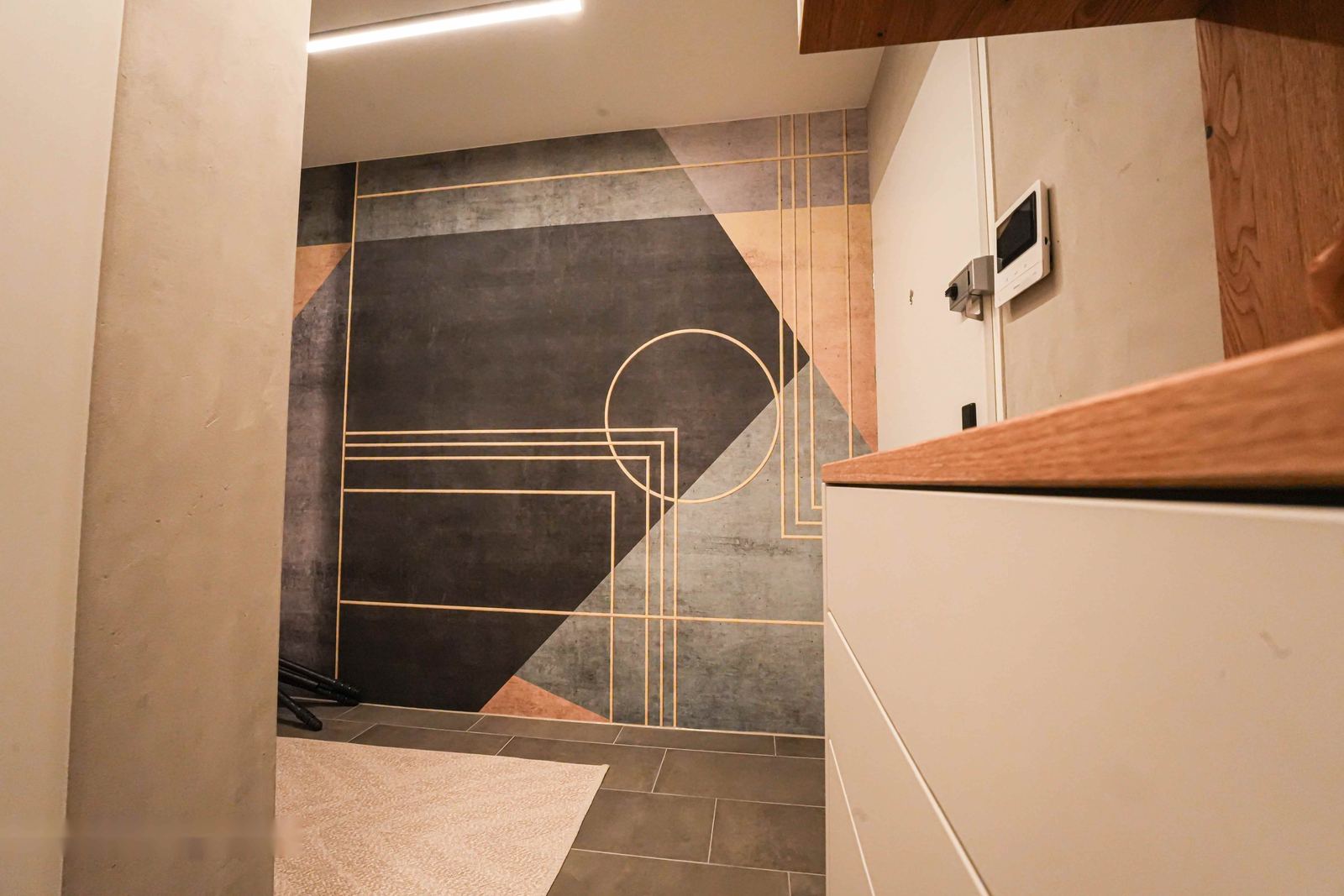 Wand mit grafischer Art-déco-Spachteltechnik