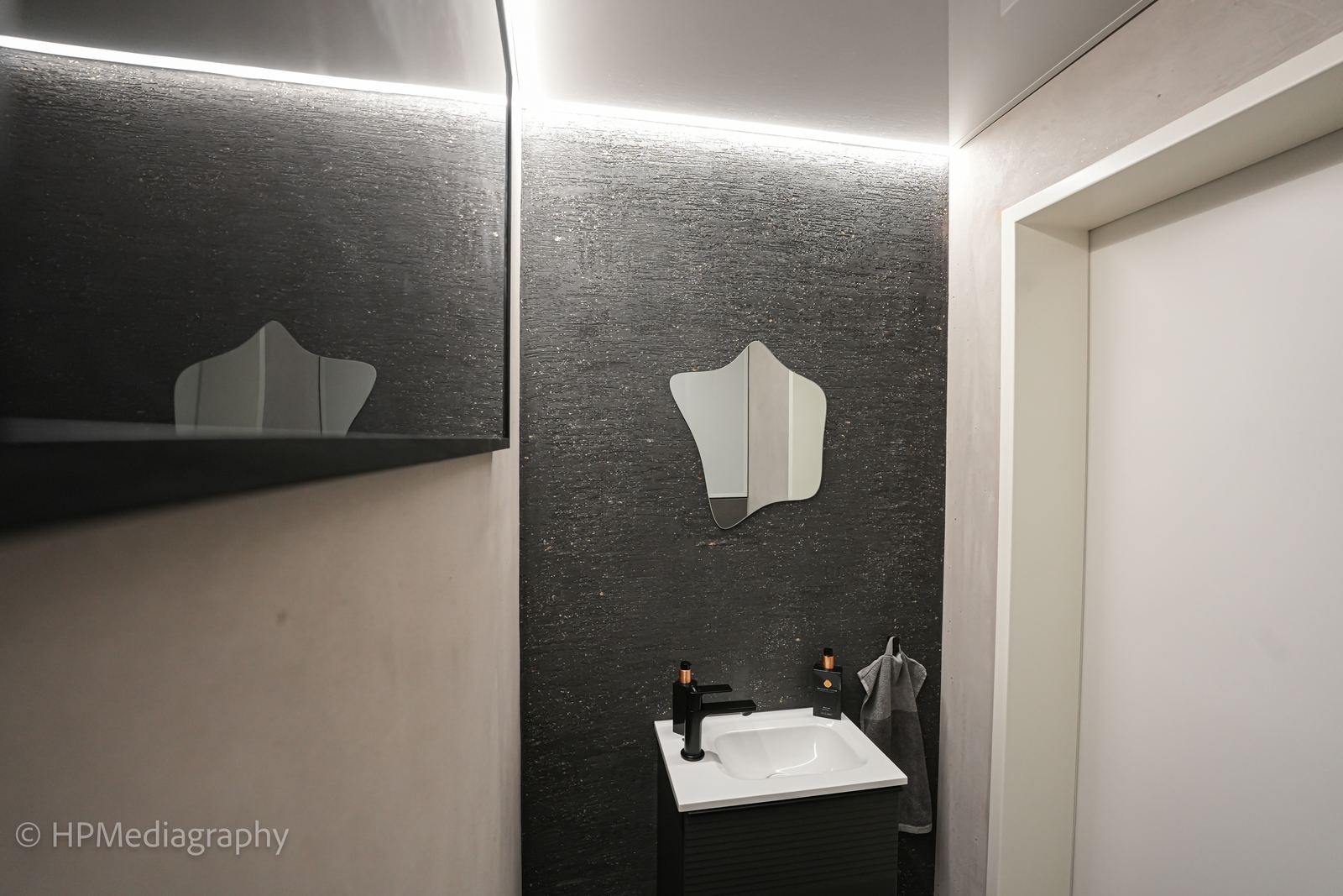 Gäste-WC mit Spanndecken-Lichtfuge über schwarzer Effektwand