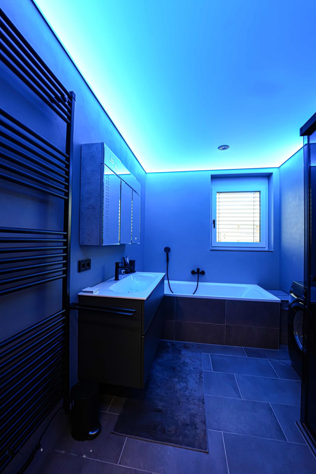 Bad mit RGB-Spanndecke in Blau