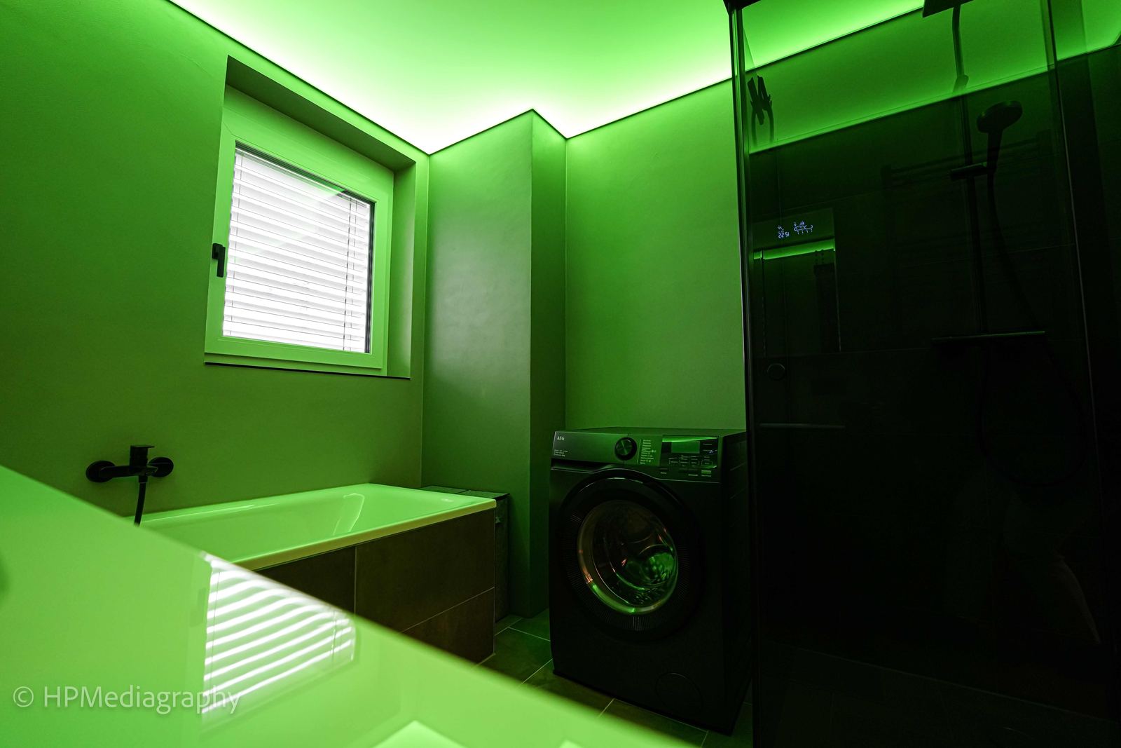 Bad mit RGB-Spanndecke in Grün