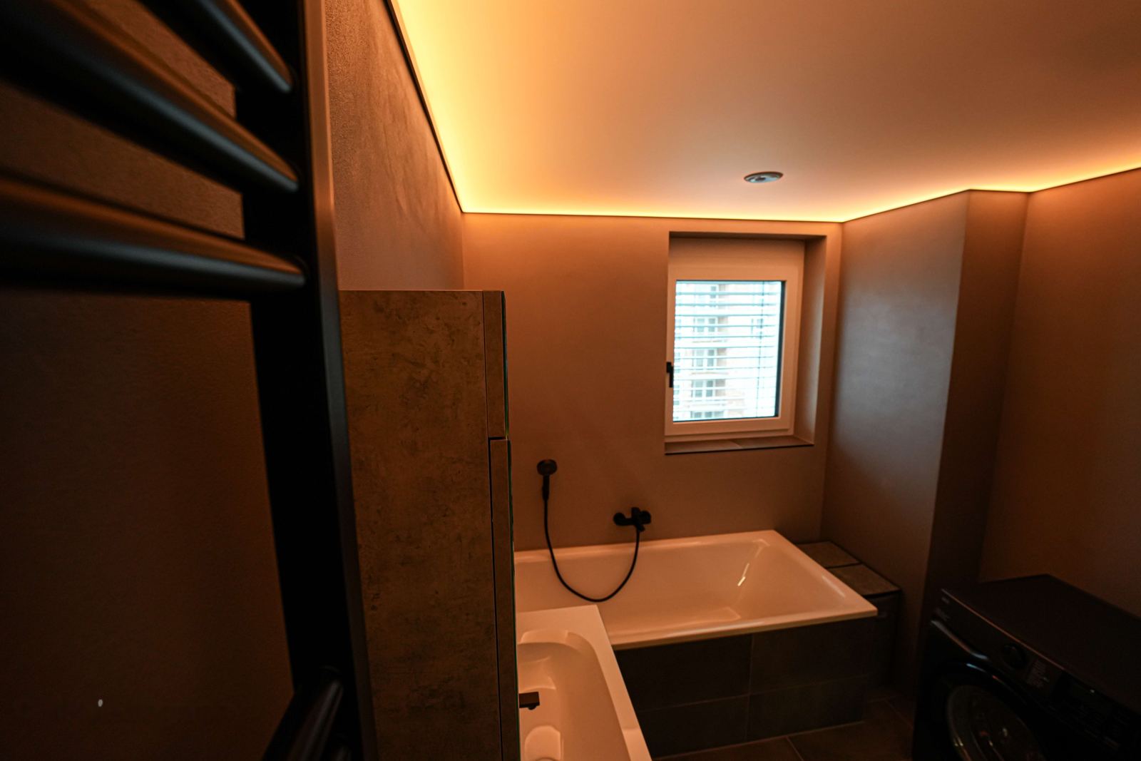 Bad mit Spanndecke in warmweißem Licht