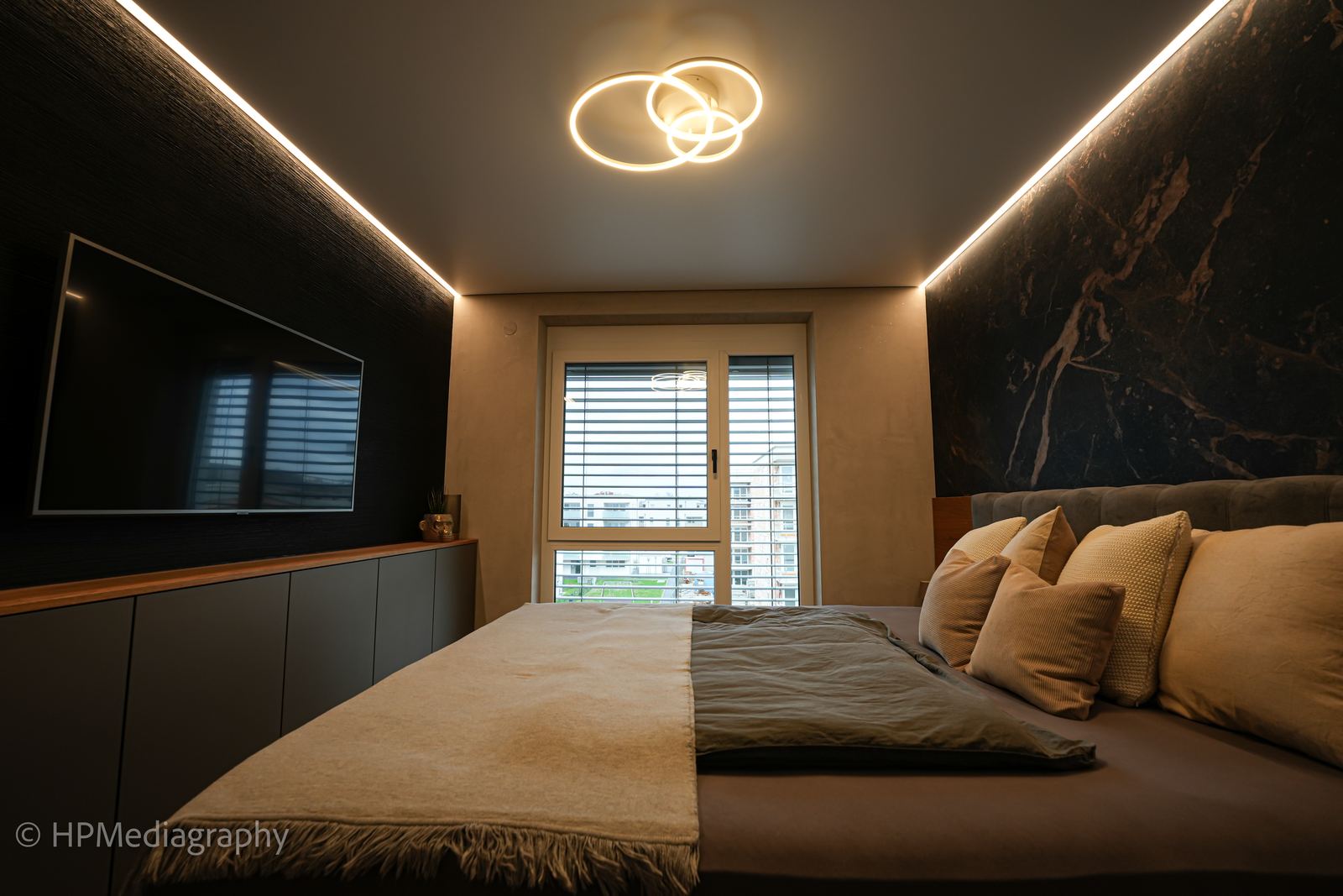 Schlafzimmer mit Spanndecke und indirekten Lichtkanälen