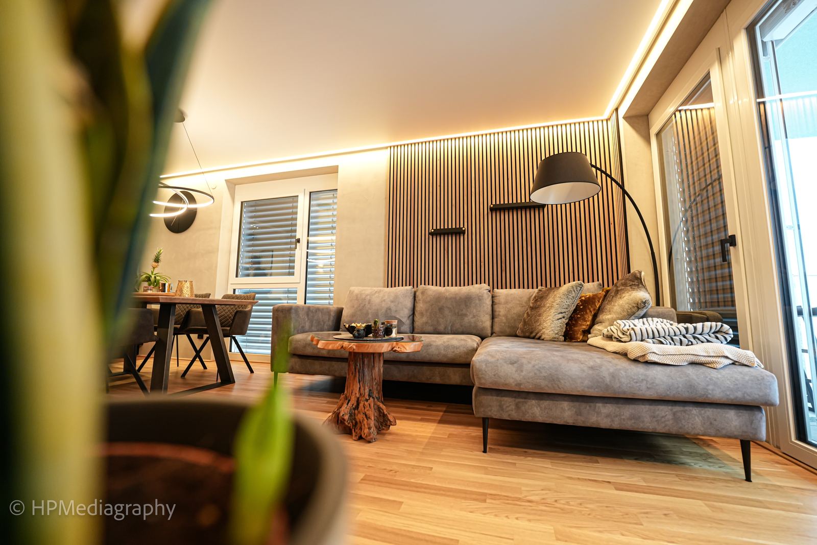 Wohnzimmer mit Spanndecke und LED-Lichtlinien