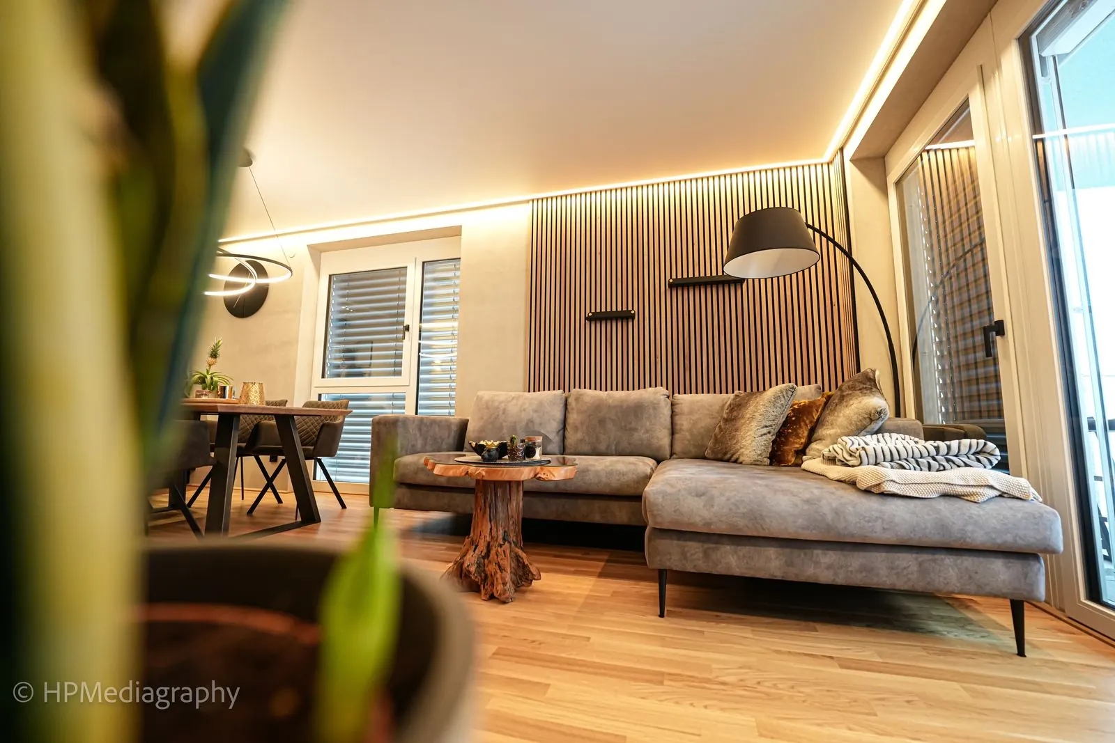 Wohnzimmer mit Spanndecke und LED-Lichtlinien
