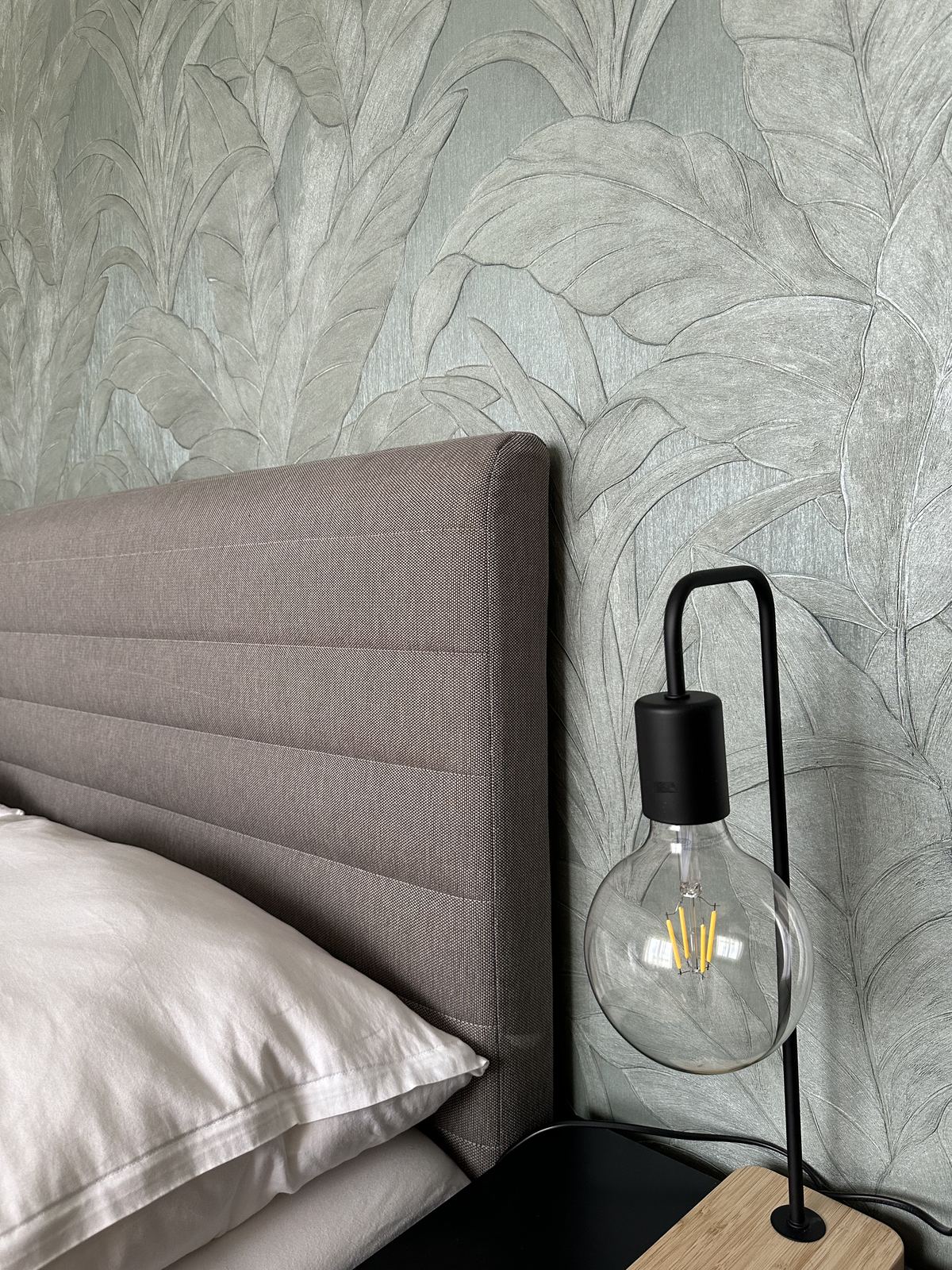 Schlafzimmer mit Blätter-Tapete