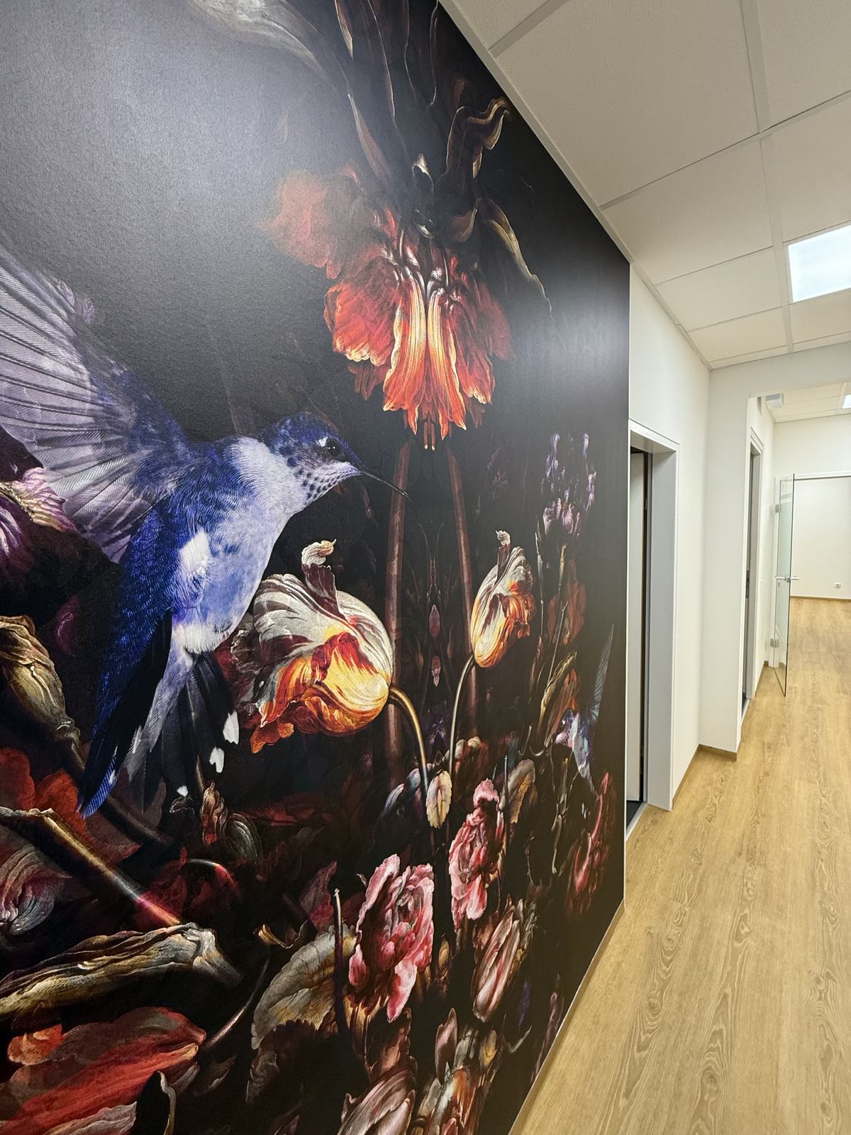 Flur mit dunklem, floralem Wandbild