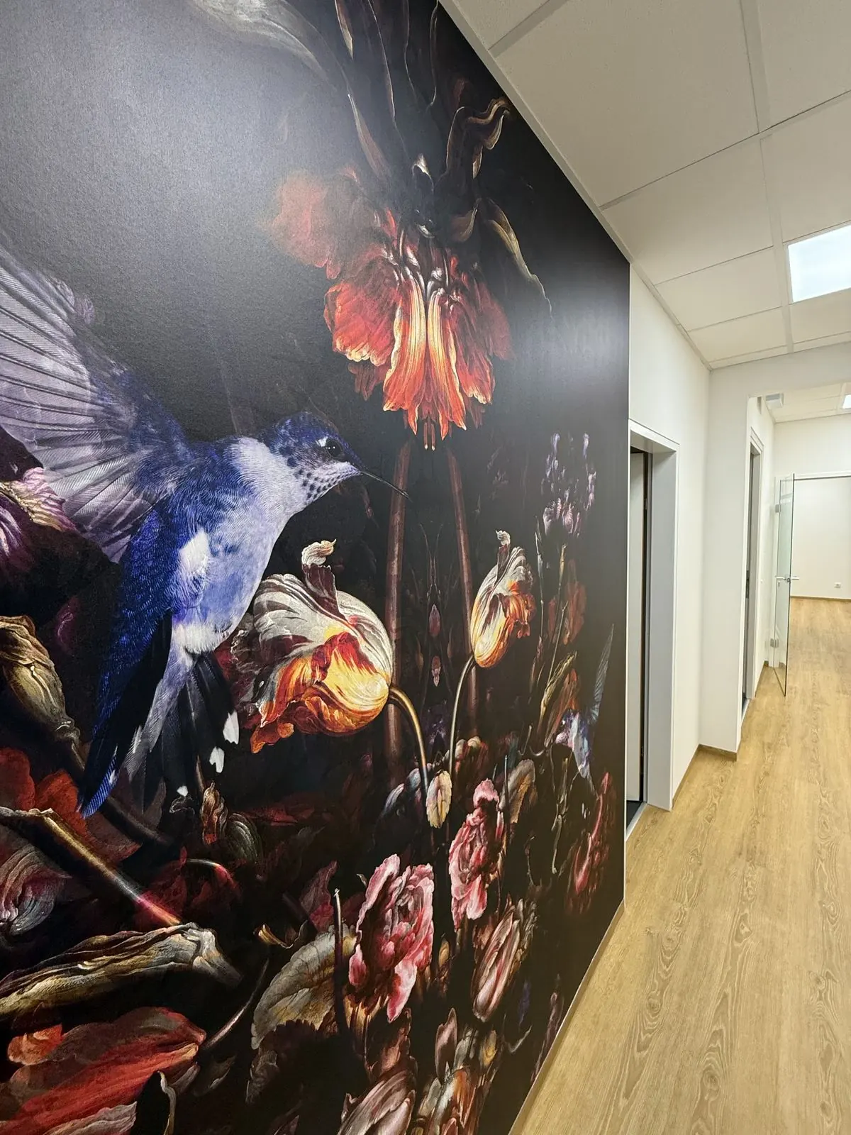 Flur mit dunklem, floralem Wandbild