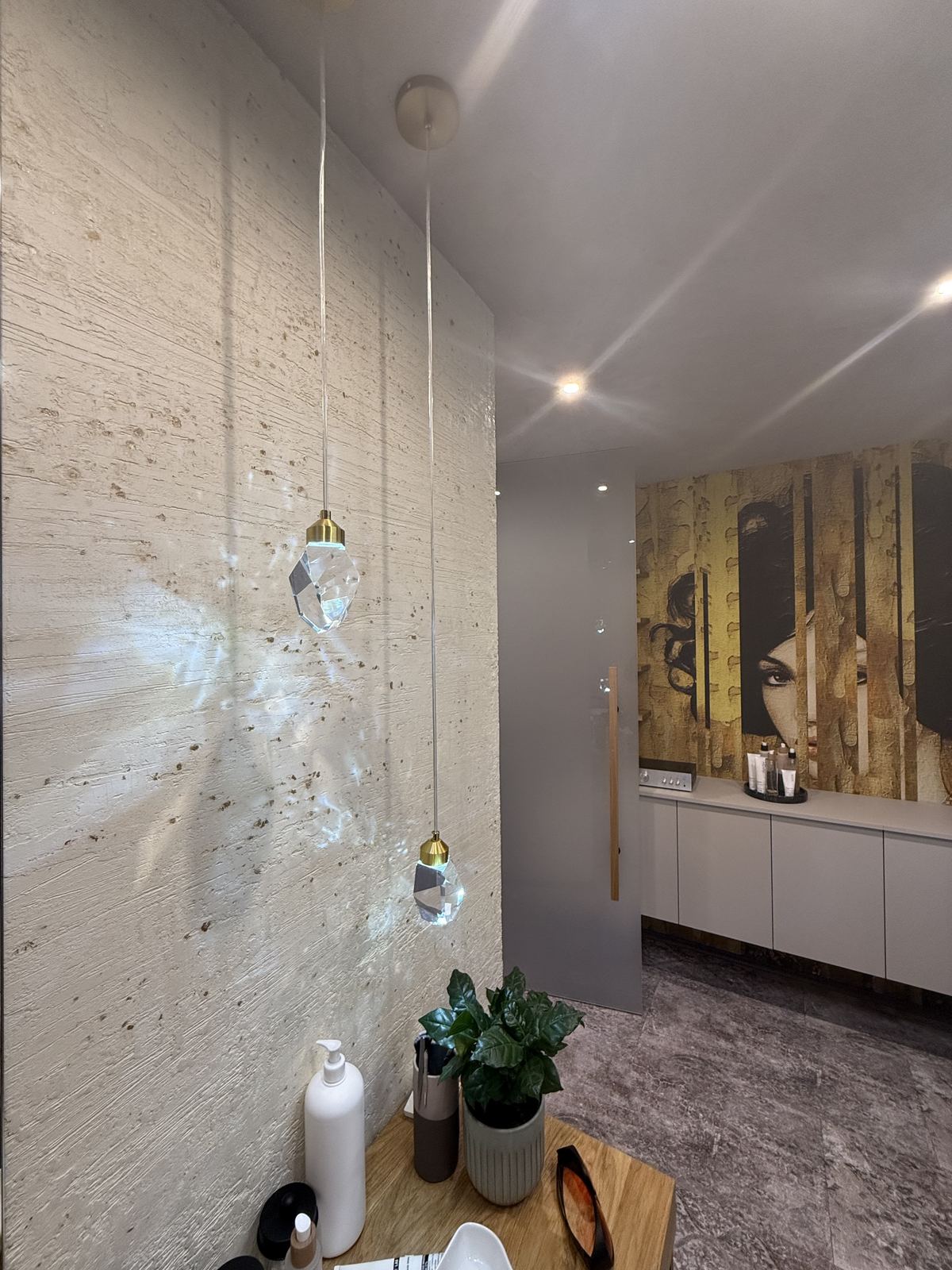 Wand mit Feder-Motiv und Pendelleuchten