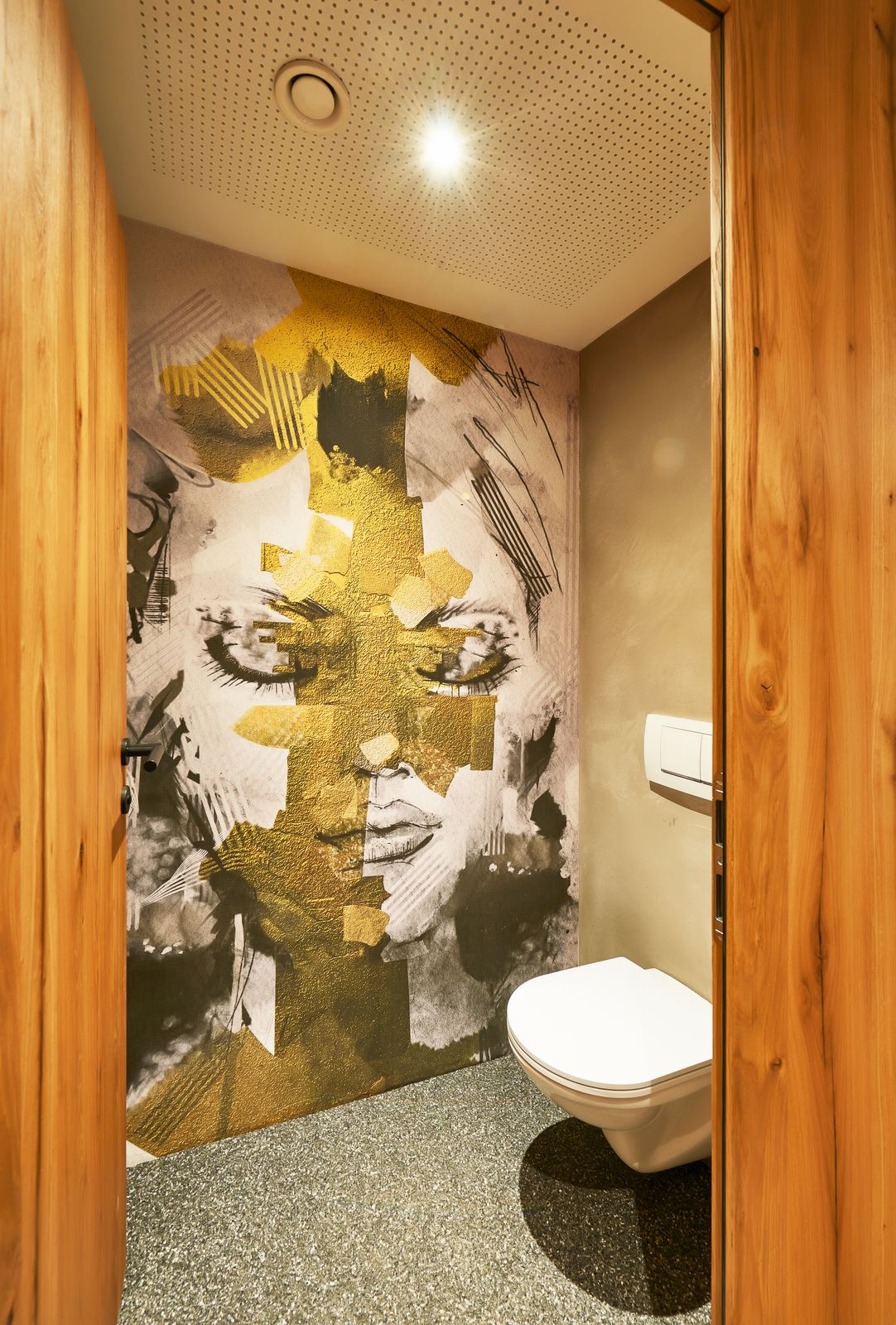 Gäste-WC mit goldenem Porträt-Wandbild