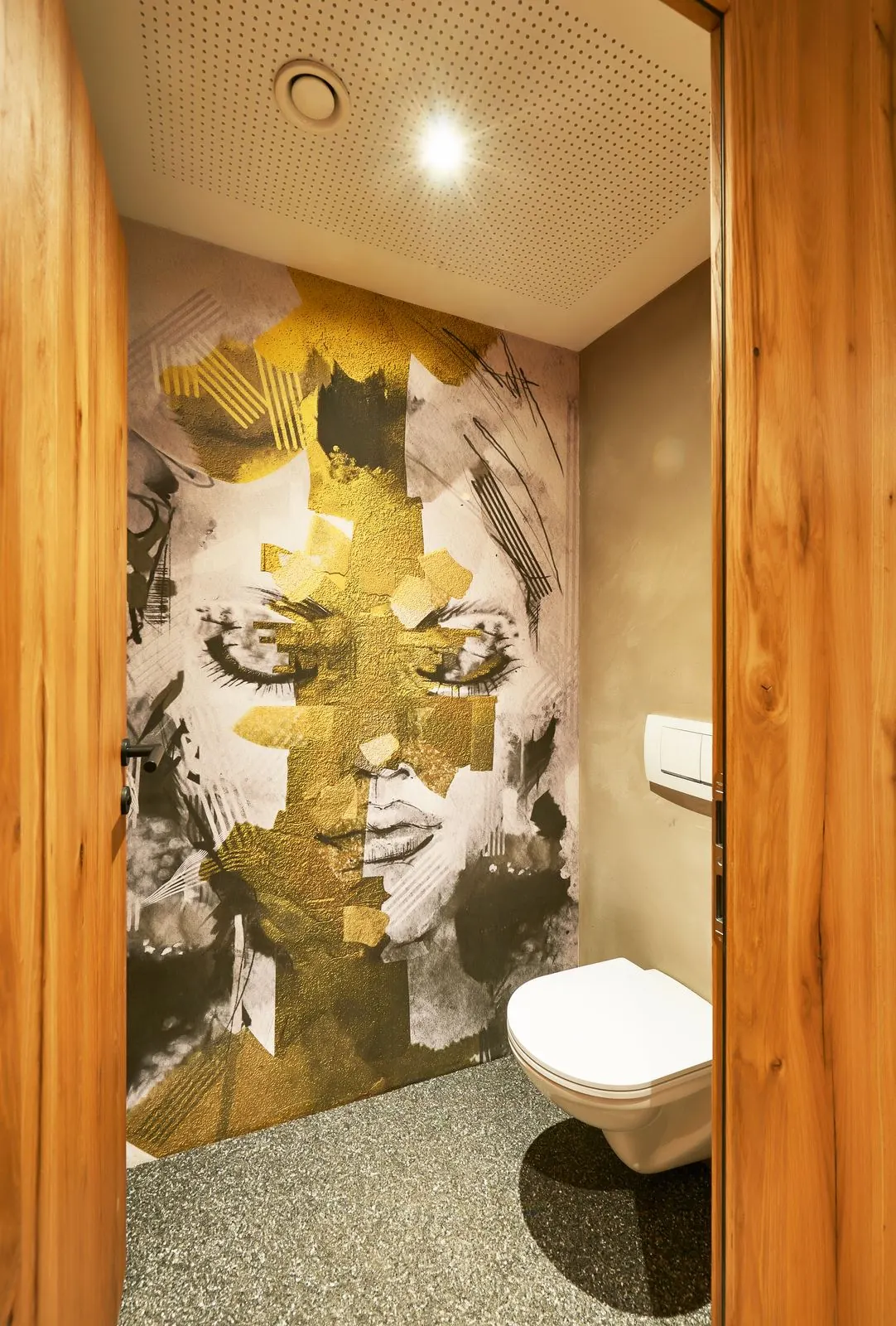 Gäste-WC mit goldenem Porträt-Wandbild
