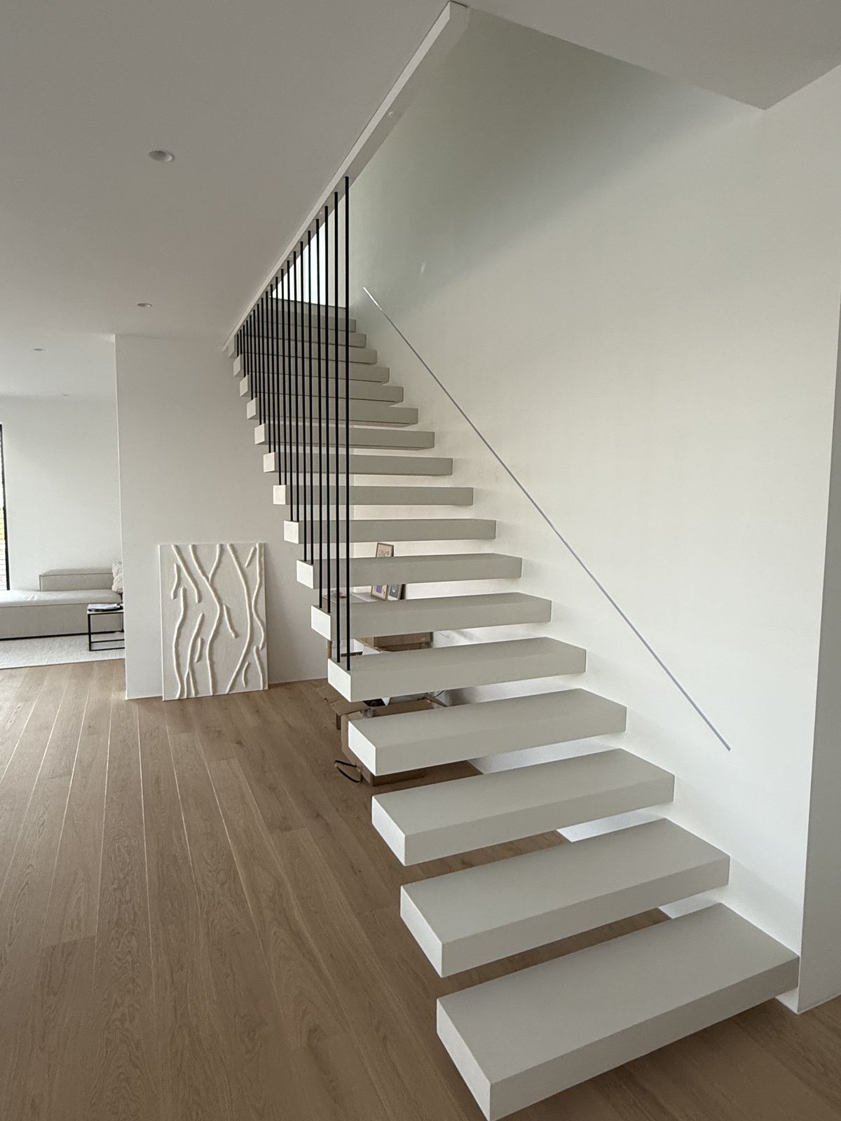 Fugenlose weiße Treppe mit filigranem Geländer