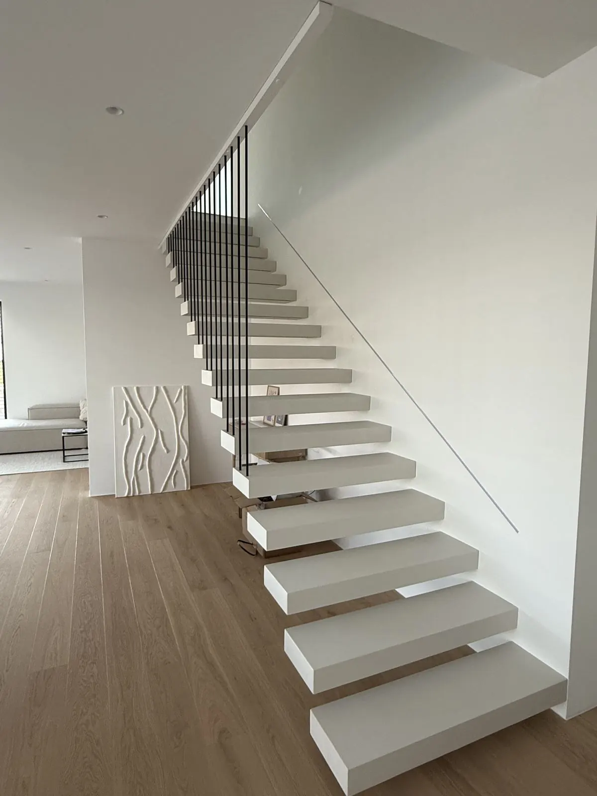 Fugenlose weiße Treppe mit filigranem Geländer