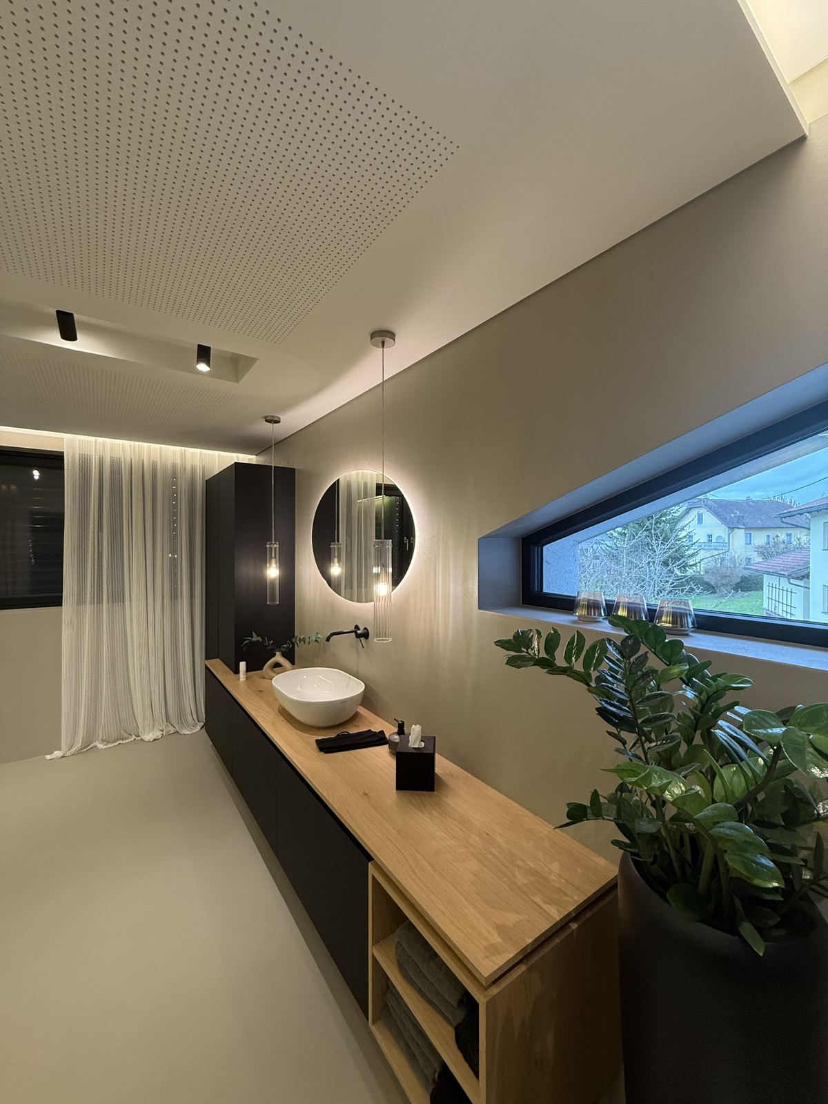 Waschtisch mit Panoramafenster und fugenloser Wand