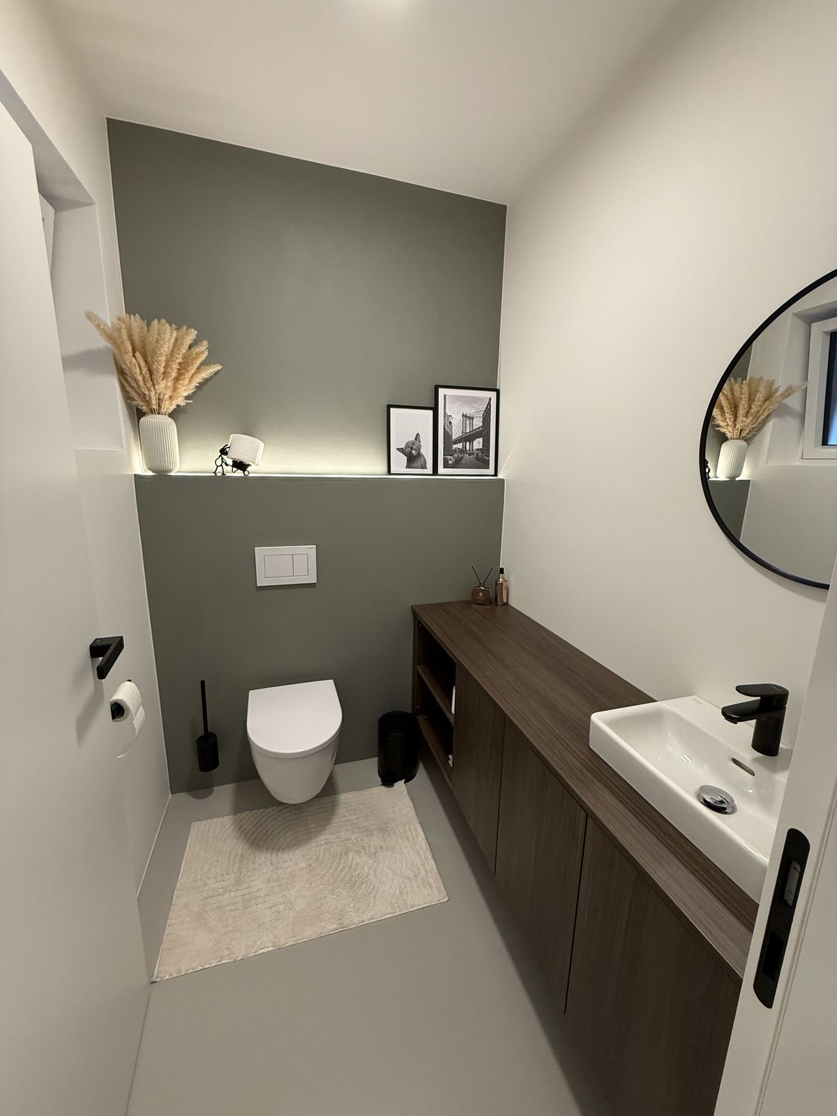 WC mit salbeigrüner fugenloser Wand
