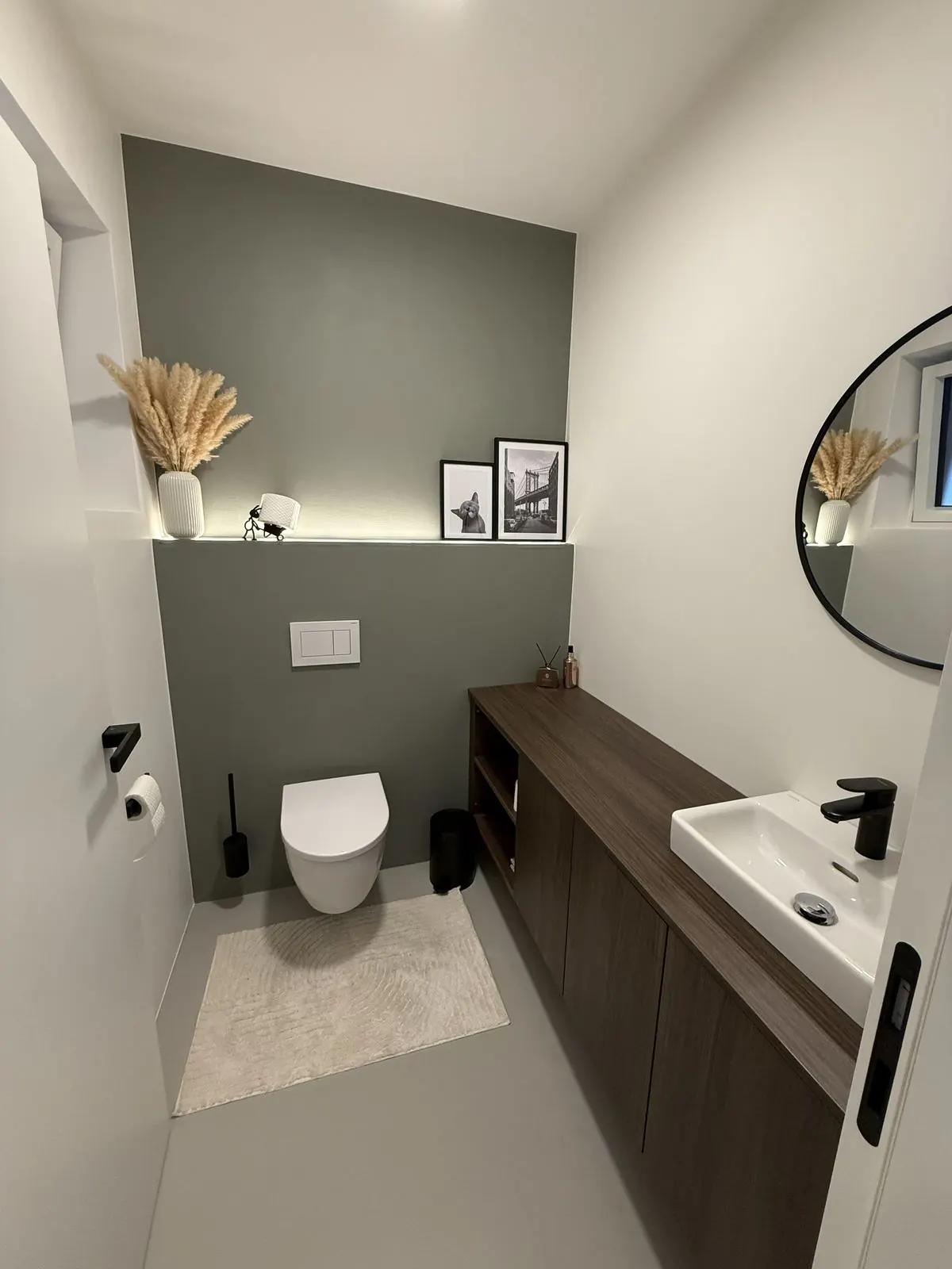 WC mit salbeigrüner fugenloser Wand
