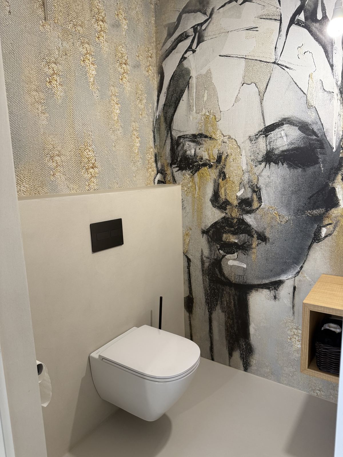 Gäste-WC mit goldenem Gesichts-Wandbild