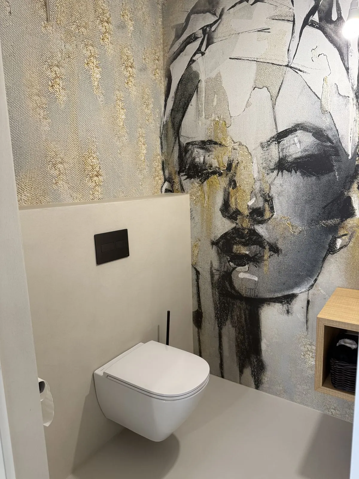 Gäste-WC mit goldenem Gesichts-Wandbild